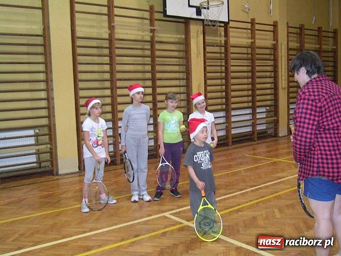 Zdjęcie w galerii na portalu naszraciborz.pl: Mikołajkowo na korcie w SMS-ie wiadomości z regionu