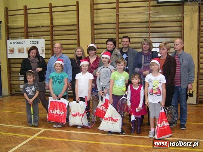 Zdjęcie w galerii na portalu naszraciborz.pl: Mikołajkowo na korcie w SMS-ie wiadomości z regionu