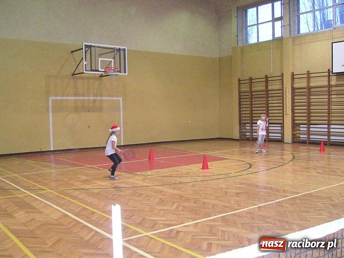 Zdjęcie w galerii na portalu naszraciborz.pl: Mikołajkowo na korcie w SMS-ie wiadomości z regionu