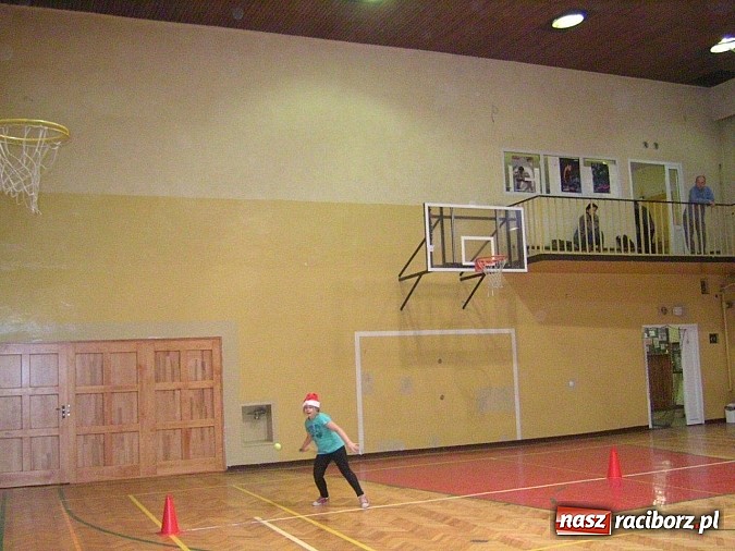 Zdjęcie w galerii na portalu naszraciborz.pl: Mikołajkowo na korcie w SMS-ie wiadomości z regionu