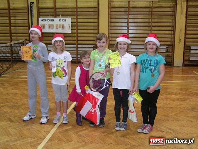 Zdjęcie w galerii na portalu naszraciborz.pl: Mikołajkowo na korcie w SMS-ie wiadomości z regionu