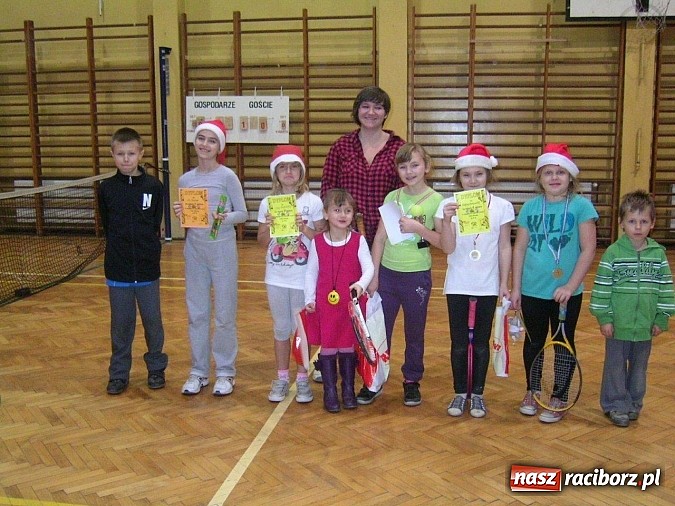 Zdjęcie w galerii na portalu naszraciborz.pl: Mikołajkowo na korcie w SMS-ie wiadomości z regionu