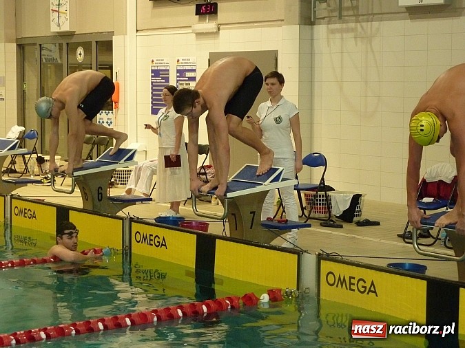 Zdjęcie w galerii na portalu naszraciborz.pl: Pływanie. Mikołajkowy prezent Tokarskiego wiadomości z regionu