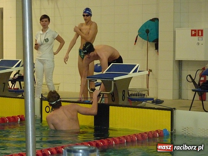 Zdjęcie w galerii na portalu naszraciborz.pl: Pływanie. Mikołajkowy prezent Tokarskiego wiadomości z regionu