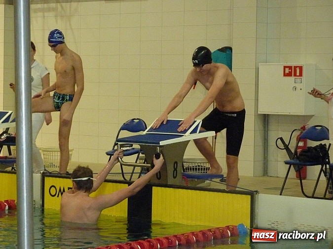 Zdjęcie w galerii na portalu naszraciborz.pl: Pływanie. Mikołajkowy prezent Tokarskiego wiadomości z regionu