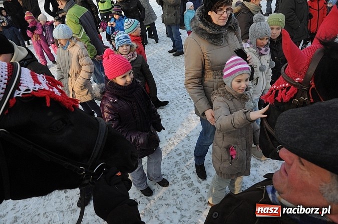 Zdjęcie w galerii na portalu naszraciborz.pl: Wraca dawna tradycja. Święty Mikołaj woził dziś dzieci konno po zamkowym dziedzińcu wiadomości z regionu