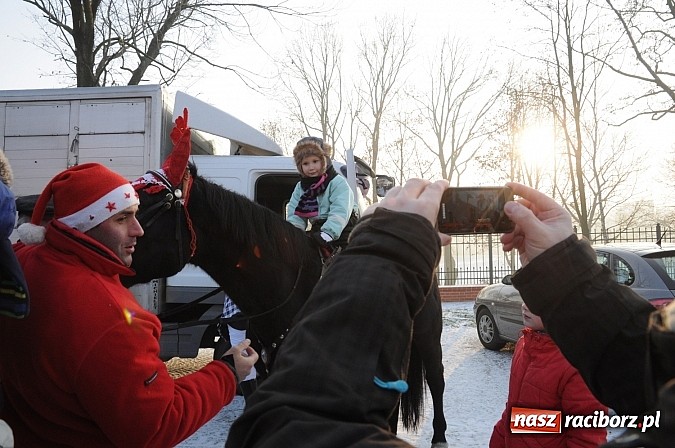 Zdjęcie w galerii na portalu naszraciborz.pl: Wraca dawna tradycja. Święty Mikołaj woził dziś dzieci konno po zamkowym dziedzińcu wiadomości z regionu