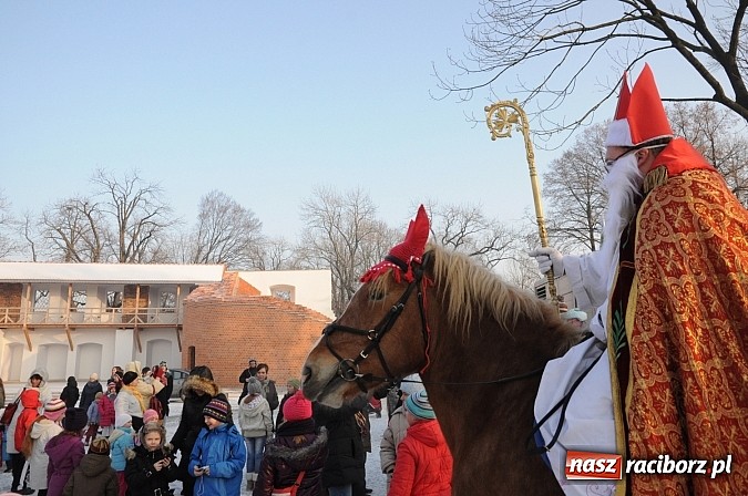 Zdjęcie w galerii na portalu naszraciborz.pl: Wraca dawna tradycja. Święty Mikołaj woził dziś dzieci konno po zamkowym dziedzińcu wiadomości z regionu