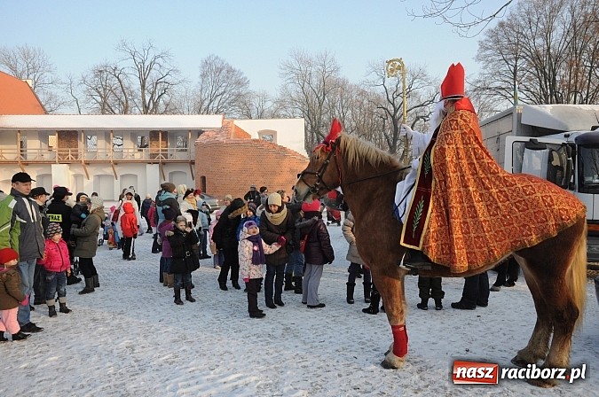 Zdjęcie w galerii na portalu naszraciborz.pl: Wraca dawna tradycja. Święty Mikołaj woził dziś dzieci konno po zamkowym dziedzińcu wiadomości z regionu