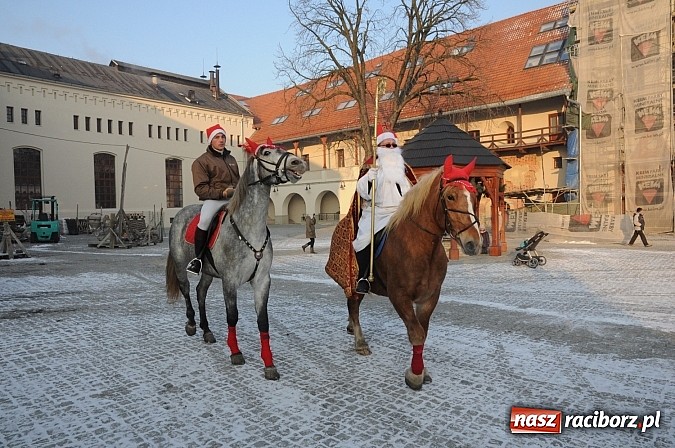 Zdjęcie w galerii na portalu naszraciborz.pl: Wraca dawna tradycja. Święty Mikołaj woził dziś dzieci konno po zamkowym dziedzińcu wiadomości z regionu