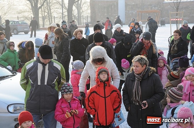 Zdjęcie w galerii na portalu naszraciborz.pl: Wraca dawna tradycja. Święty Mikołaj woził dziś dzieci konno po zamkowym dziedzińcu wiadomości z regionu