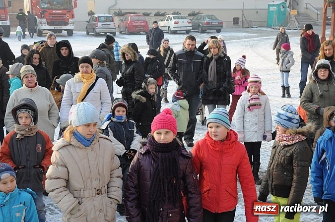 Zdjęcie w galerii na portalu naszraciborz.pl: Wraca dawna tradycja. Święty Mikołaj woził dziś dzieci konno po zamkowym dziedzińcu wiadomości z regionu