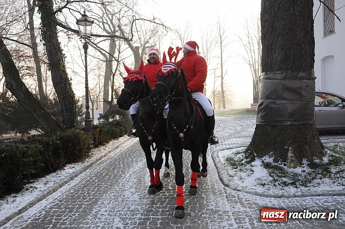Zdjęcie w galerii na portalu naszraciborz.pl: Wraca dawna tradycja. Święty Mikołaj woził dziś dzieci konno po zamkowym dziedzińcu wiadomości z regionu