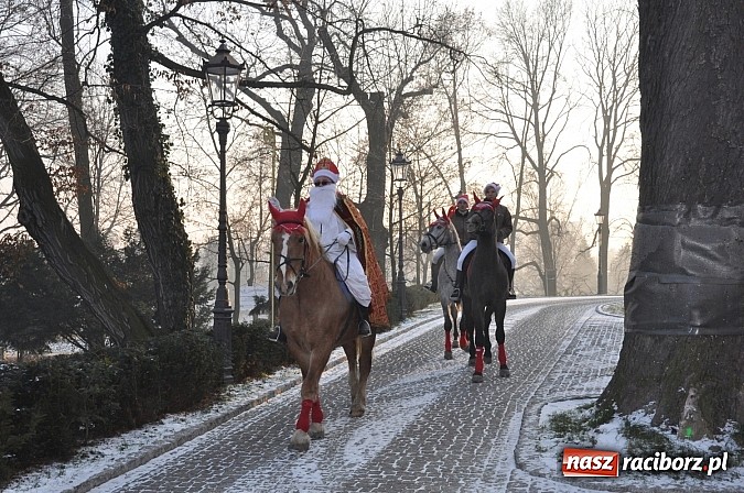 Zdjęcie w galerii na portalu naszraciborz.pl: Wraca dawna tradycja. Święty Mikołaj woził dziś dzieci konno po zamkowym dziedzińcu wiadomości z regionu