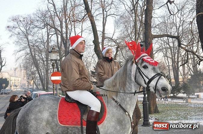 Zdjęcie w galerii na portalu naszraciborz.pl: Wraca dawna tradycja. Święty Mikołaj woził dziś dzieci konno po zamkowym dziedzińcu wiadomości z regionu