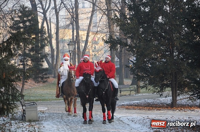 Zdjęcie w galerii na portalu naszraciborz.pl: Wraca dawna tradycja. Święty Mikołaj woził dziś dzieci konno po zamkowym dziedzińcu wiadomości z regionu