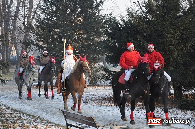 Zdjęcie w galerii na portalu naszraciborz.pl: Wraca dawna tradycja. Święty Mikołaj woził dziś dzieci konno po zamkowym dziedzińcu wiadomości z regionu