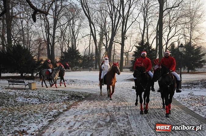 Zdjęcie w galerii na portalu naszraciborz.pl: Wraca dawna tradycja. Święty Mikołaj woził dziś dzieci konno po zamkowym dziedzińcu wiadomości z regionu