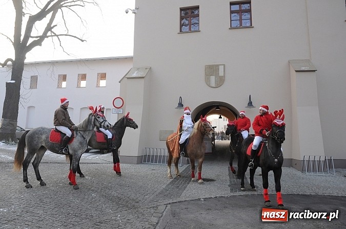 Zdjęcie w galerii na portalu naszraciborz.pl: Wraca dawna tradycja. Święty Mikołaj woził dziś dzieci konno po zamkowym dziedzińcu wiadomości z regionu