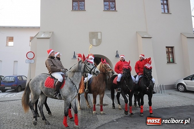 Zdjęcie w galerii na portalu naszraciborz.pl: Wraca dawna tradycja. Święty Mikołaj woził dziś dzieci konno po zamkowym dziedzińcu wiadomości z regionu