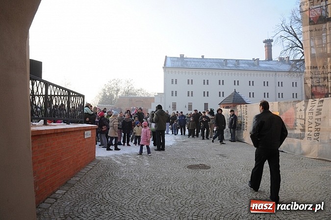 Zdjęcie w galerii na portalu naszraciborz.pl: Wraca dawna tradycja. Święty Mikołaj woził dziś dzieci konno po zamkowym dziedzińcu wiadomości z regionu