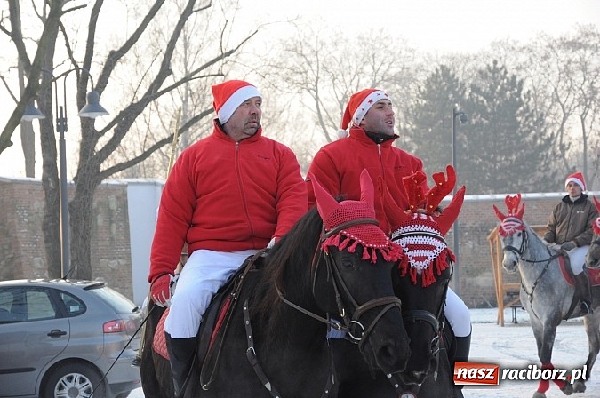Zdjęcie w galerii na portalu naszraciborz.pl: Wraca dawna tradycja. Święty Mikołaj woził dziś dzieci konno po zamkowym dziedzińcu wiadomości z regionu