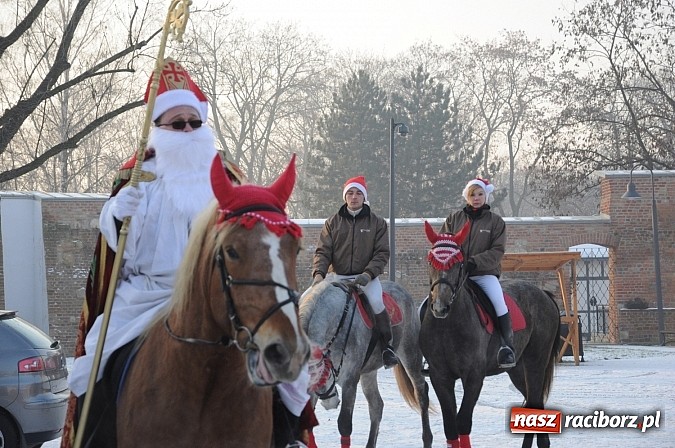 Zdjęcie w galerii na portalu naszraciborz.pl: Wraca dawna tradycja. Święty Mikołaj woził dziś dzieci konno po zamkowym dziedzińcu wiadomości z regionu