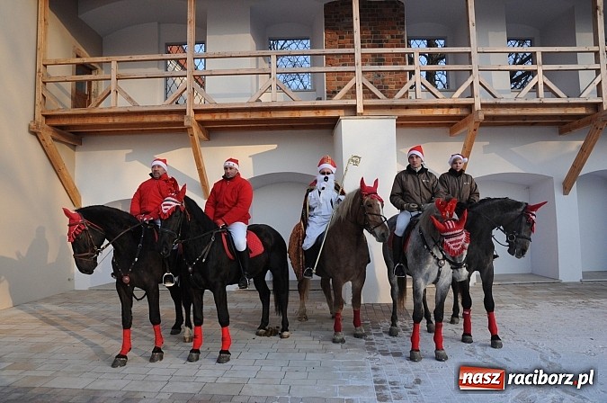 Zdjęcie w galerii na portalu naszraciborz.pl: Wraca dawna tradycja. Święty Mikołaj woził dziś dzieci konno po zamkowym dziedzińcu wiadomości z regionu