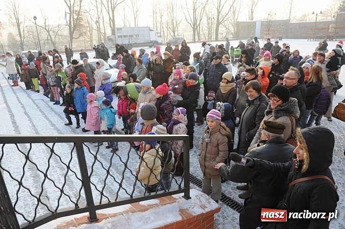 Zdjęcie w galerii na portalu naszraciborz.pl: Wraca dawna tradycja. Święty Mikołaj woził dziś dzieci konno po zamkowym dziedzińcu wiadomości z regionu