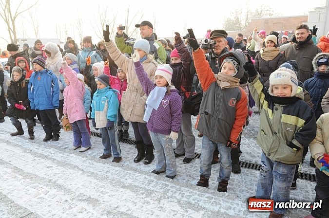 Zdjęcie w galerii na portalu naszraciborz.pl: Wraca dawna tradycja. Święty Mikołaj woził dziś dzieci konno po zamkowym dziedzińcu wiadomości z regionu