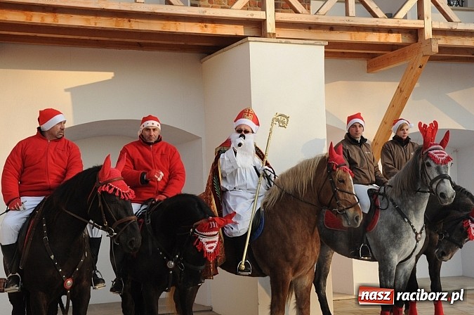 Zdjęcie w galerii na portalu naszraciborz.pl: Wraca dawna tradycja. Święty Mikołaj woził dziś dzieci konno po zamkowym dziedzińcu wiadomości z regionu