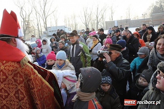 Zdjęcie w galerii na portalu naszraciborz.pl: Wraca dawna tradycja. Święty Mikołaj woził dziś dzieci konno po zamkowym dziedzińcu wiadomości z regionu
