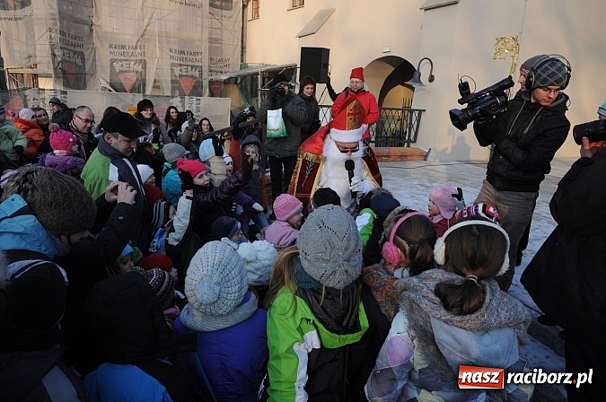 Zdjęcie w galerii na portalu naszraciborz.pl: Wraca dawna tradycja. Święty Mikołaj woził dziś dzieci konno po zamkowym dziedzińcu wiadomości z regionu
