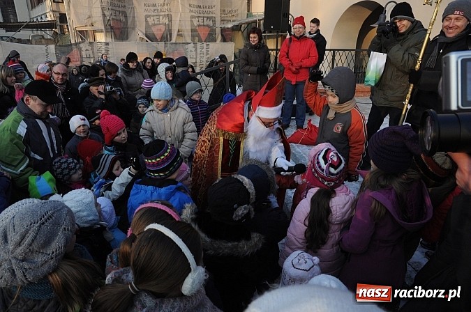 Zdjęcie w galerii na portalu naszraciborz.pl: Wraca dawna tradycja. Święty Mikołaj woził dziś dzieci konno po zamkowym dziedzińcu wiadomości z regionu