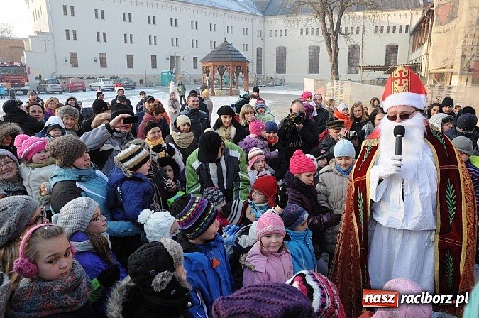 Zdjęcie w galerii na portalu naszraciborz.pl: Wraca dawna tradycja. Święty Mikołaj woził dziś dzieci konno po zamkowym dziedzińcu wiadomości z regionu