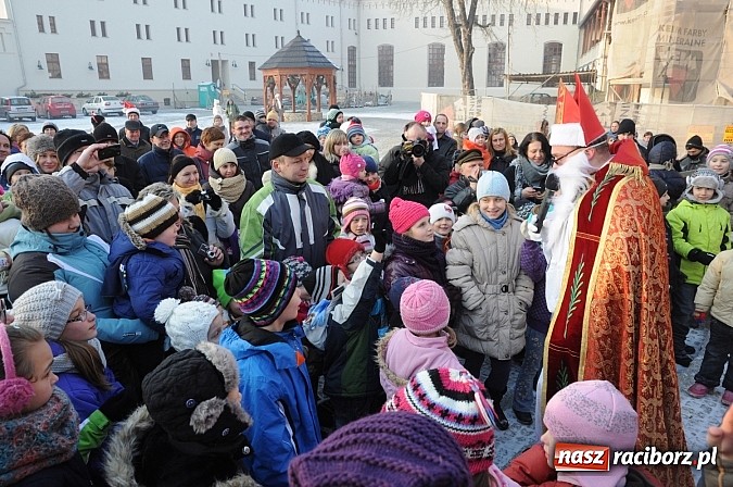 Zdjęcie w galerii na portalu naszraciborz.pl: Wraca dawna tradycja. Święty Mikołaj woził dziś dzieci konno po zamkowym dziedzińcu wiadomości z regionu