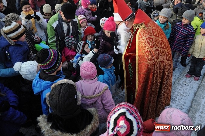 Zdjęcie w galerii na portalu naszraciborz.pl: Wraca dawna tradycja. Święty Mikołaj woził dziś dzieci konno po zamkowym dziedzińcu wiadomości z regionu