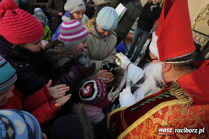 Zdjęcie w galerii na portalu naszraciborz.pl: Wraca dawna tradycja. Święty Mikołaj woził dziś dzieci konno po zamkowym dziedzińcu wiadomości z regionu