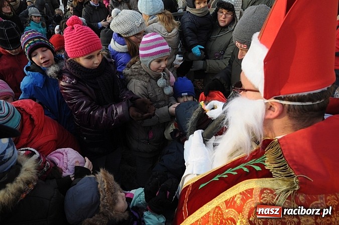 Zdjęcie w galerii na portalu naszraciborz.pl: Wraca dawna tradycja. Święty Mikołaj woził dziś dzieci konno po zamkowym dziedzińcu wiadomości z regionu