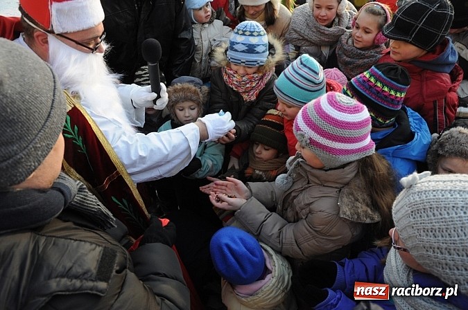 Zdjęcie w galerii na portalu naszraciborz.pl: Wraca dawna tradycja. Święty Mikołaj woził dziś dzieci konno po zamkowym dziedzińcu wiadomości z regionu