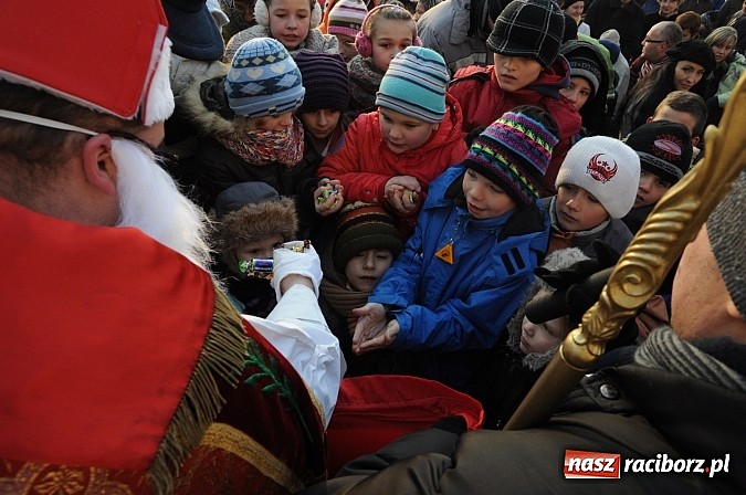 Zdjęcie w galerii na portalu naszraciborz.pl: Wraca dawna tradycja. Święty Mikołaj woził dziś dzieci konno po zamkowym dziedzińcu wiadomości z regionu