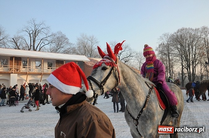 Zdjęcie w galerii na portalu naszraciborz.pl: Wraca dawna tradycja. Święty Mikołaj woził dziś dzieci konno po zamkowym dziedzińcu wiadomości z regionu