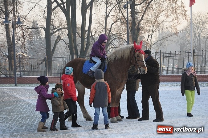 Zdjęcie w galerii na portalu naszraciborz.pl: Wraca dawna tradycja. Święty Mikołaj woził dziś dzieci konno po zamkowym dziedzińcu wiadomości z regionu