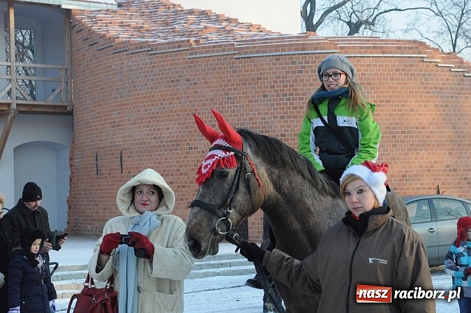 Zdjęcie w galerii na portalu naszraciborz.pl: Wraca dawna tradycja. Święty Mikołaj woził dziś dzieci konno po zamkowym dziedzińcu wiadomości z regionu