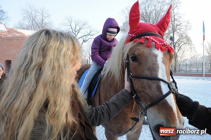 Zdjęcie w galerii na portalu naszraciborz.pl: Wraca dawna tradycja. Święty Mikołaj woził dziś dzieci konno po zamkowym dziedzińcu wiadomości z regionu