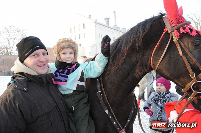 Zdjęcie w galerii na portalu naszraciborz.pl: Wraca dawna tradycja. Święty Mikołaj woził dziś dzieci konno po zamkowym dziedzińcu wiadomości z regionu