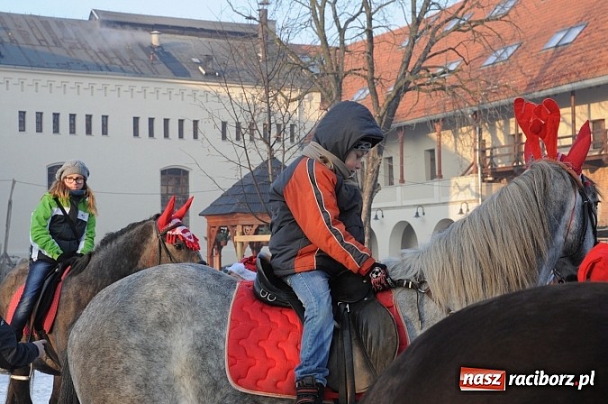 Zdjęcie w galerii na portalu naszraciborz.pl: Wraca dawna tradycja. Święty Mikołaj woził dziś dzieci konno po zamkowym dziedzińcu wiadomości z regionu