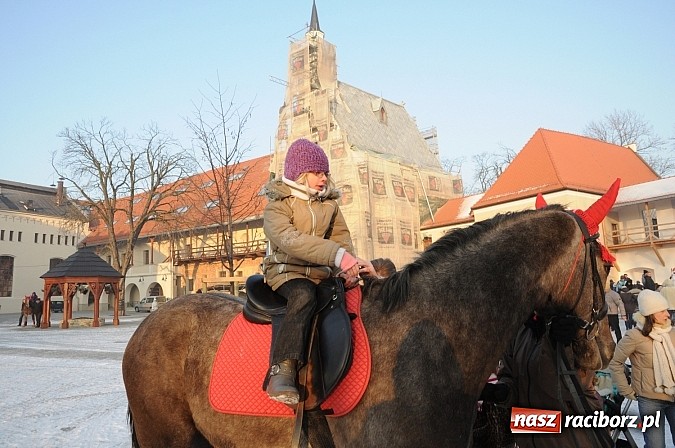 Zdjęcie w galerii na portalu naszraciborz.pl: Wraca dawna tradycja. Święty Mikołaj woził dziś dzieci konno po zamkowym dziedzińcu wiadomości z regionu