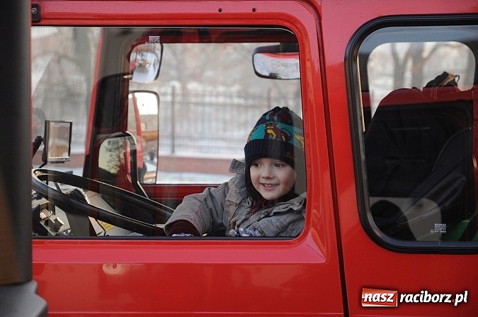 Zdjęcie w galerii na portalu naszraciborz.pl: Wraca dawna tradycja. Święty Mikołaj woził dziś dzieci konno po zamkowym dziedzińcu wiadomości z regionu