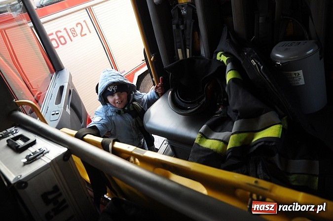 Zdjęcie w galerii na portalu naszraciborz.pl: Wraca dawna tradycja. Święty Mikołaj woził dziś dzieci konno po zamkowym dziedzińcu wiadomości z regionu